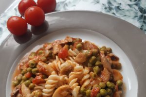 Fusilli cu ciuperci, mazare si rosii