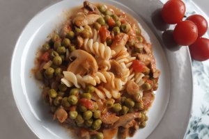 Fusilli cu ciuperci, mazare si rosii