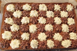 Desert prajitura marmorata cu ciocolata alba si neagra