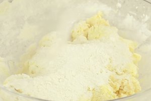 Desert papanasi prajiti cu smantana si dulceata de cirese