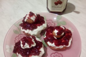 Desert papanasi prajiti cu smantana si dulceata de cirese