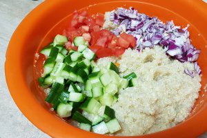 Salata cu legume si quinoa