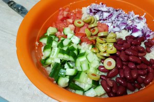 Salata cu legume si quinoa
