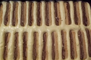 Desert prajitura cu piscoturi in blat si caramel cu cacao