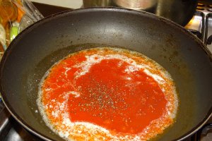 Linguini cu sos si pui