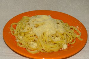 Linguini cu sos si pui