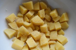 Salata de cartofi, cu ceapa verde si masline