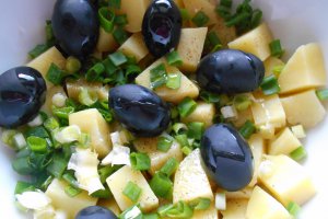 Salata de cartofi, cu ceapa verde si masline