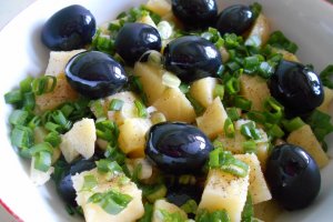 Salata de cartofi, cu ceapa verde si masline