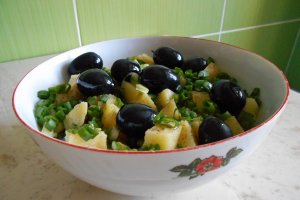 Salata de cartofi, cu ceapa verde si masline