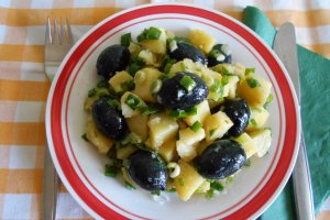 Salata de cartofi, cu ceapa verde si masline