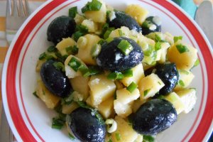 Salata de cartofi, cu ceapa verde si masline
