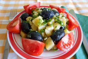 Salata de cartofi, cu ceapa verde si masline