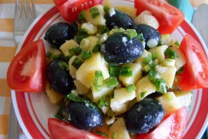 Salata de cartofi, cu ceapa verde si masline