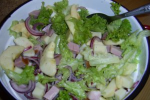 Salata cu sunculita, mere si cascaval