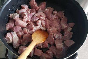 Tocanita piperata cu carne de porc