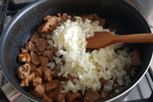 Tocanita piperata cu carne de porc