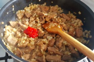 Tocanita piperata cu carne de porc