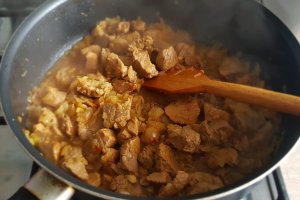 Tocanita piperata cu carne de porc