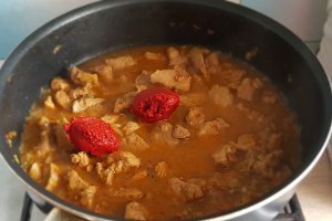 Tocanita piperata cu carne de porc