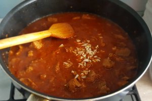 Tocanita piperata cu carne de porc