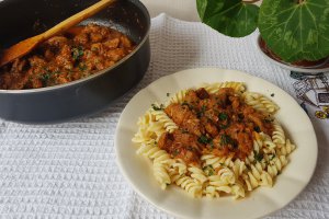 Tocanita piperata cu carne de porc