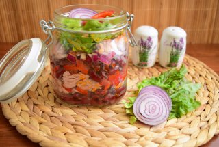 Salata de ton cu fasole rosie si gogosari