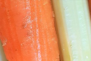 Supa de salata verde cu iaurt si codita de purcel afumat