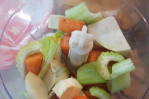 Supa de salata verde cu iaurt si codita de purcel afumat