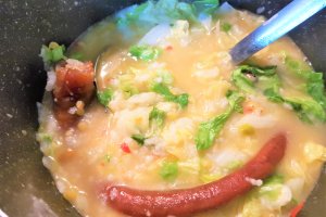 Supa de salata verde cu iaurt si codita de purcel afumat