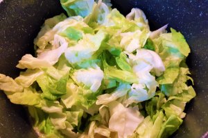 Supa de salata verde cu iaurt si codita de purcel afumat