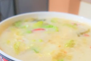 Supa de salata verde cu iaurt si codita de purcel afumat