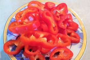Supa de salata verde cu iaurt si codita de purcel afumat