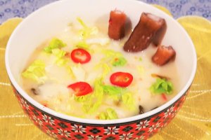 Supa de salata verde cu iaurt si codita de purcel afumat
