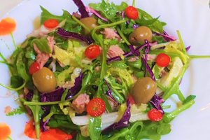 Salata cu ton, rucola, varza rosie si masline