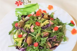 Salata cu ton, rucola, varza rosie si masline