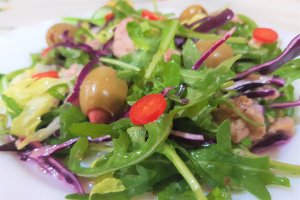 Salata cu ton, rucola, varza rosie si masline