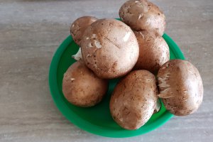 Ciuperci brune cu orez si turmeric