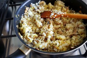 Ciuperci brune cu orez si turmeric