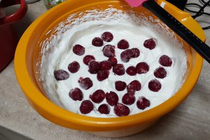 Desert prajitura cu crema de iaurt si visine