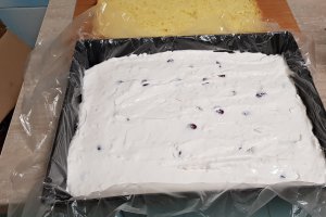 Desert prajitura cu crema de iaurt si visine