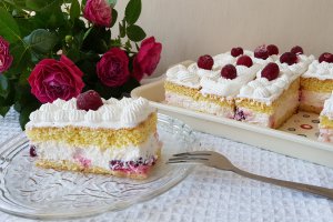Desert prajitura cu crema de iaurt si visine