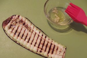Rulouri aperitiv cu legume trase la grill si branza
