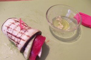 Rulouri aperitiv cu legume trase la grill si branza