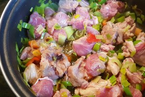 Mancare cu mazare verde, praz si carne de porc
