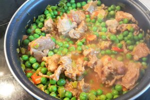 Mancare cu mazare verde, praz si carne de porc