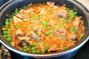 Mancare cu mazare verde, praz si carne de porc