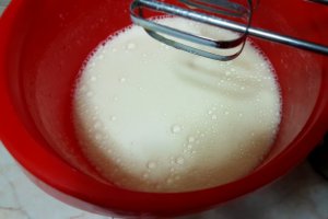 Desert foi de cacao cu crema de vanilie si gem de caise