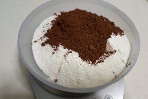 Desert foi de cacao cu crema de vanilie si gem de caise