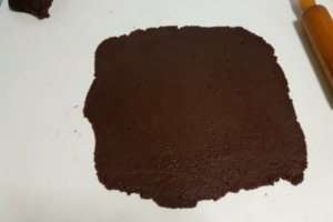 Desert foi de cacao cu crema de vanilie si gem de caise